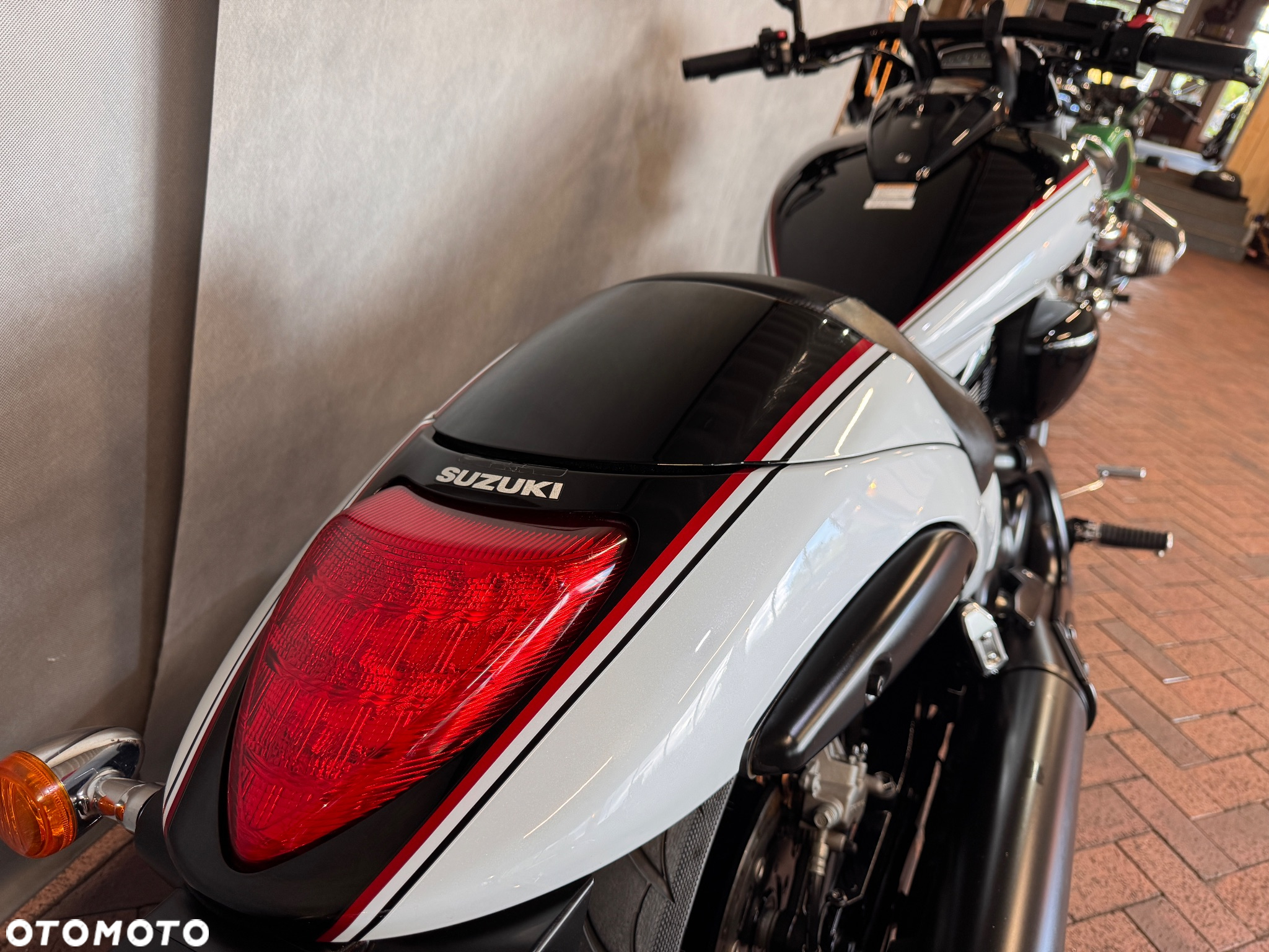 Suzuki Intruder - 5