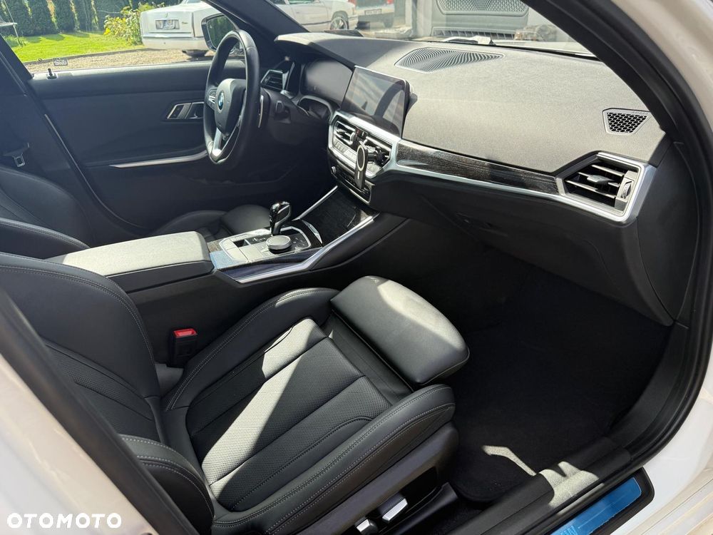 BMW Seria 3 330i xDrive - 17
