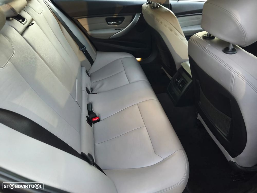 BMW 320 d Aut. Blue Performance Sport Line - 29