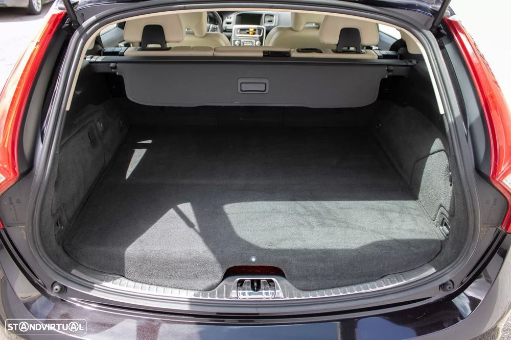 Volvo V60 D6 Plug-In-Hybrid AWD Geartronic Momentum — fotografia 37