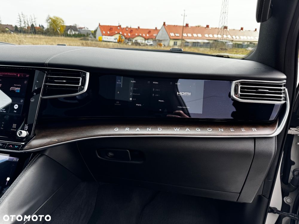 Jeep Grand Wagoneer - 14