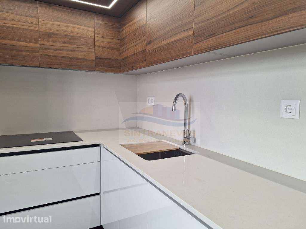 T2 - Amadora Centro - Fracção e edifício remodelados - Grande imagem: 3/22