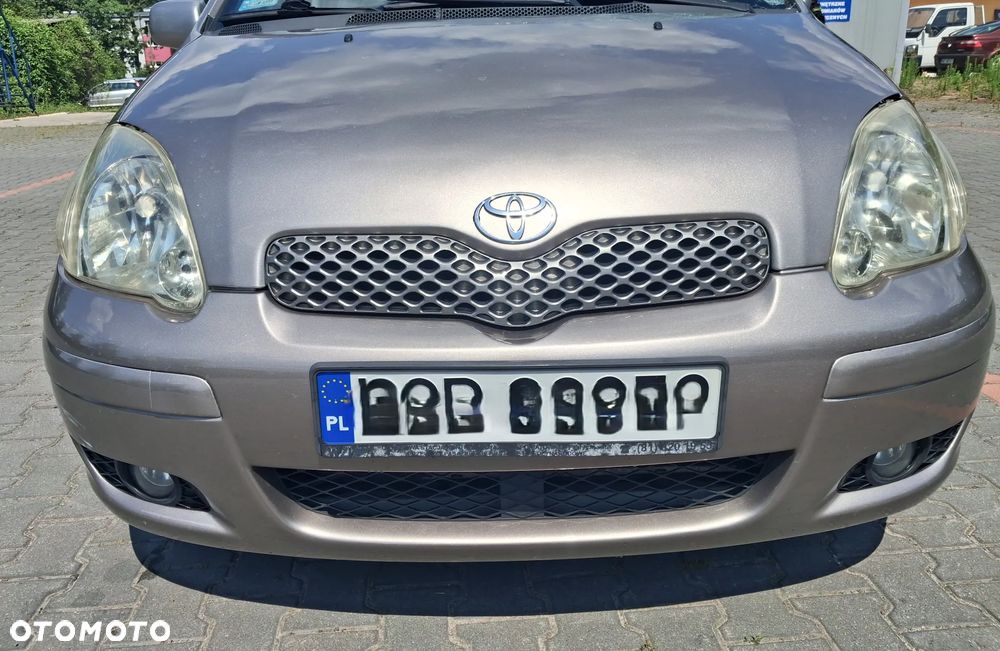 Toyota Yaris I 1 Lift silnik 1.4 Diesel D4D 90KM 1ND skrzynia biegów C153 drzwi maska zderzak błotnik lusterko 1DZ Grey Metallic Mercury lampa alternator rozrusznik czujnik regulator panel sterownik moduł mechanizm przewód wąż pompa maglownica zwrotnica wahacz mcperson amortyzator belka sanki tłumik wydech listwa osłona kokpit podsufitka podszybie boczek fotel fotele lewarek wybierak linka zbiorniczek kolektor stacyjka kierownica klamka zamek zacisk hamulcowy czujnik doładowania przepustnica przepływomierz półoś blenda klamka światło lampa hak holowniczy odpinany sprężarka filtr włącznik przełącznik manetki przewód rura felgi felga koło wiązka elektryczna NA CZĘŚCI WSZYSTKIE CZĘŚCI - 2