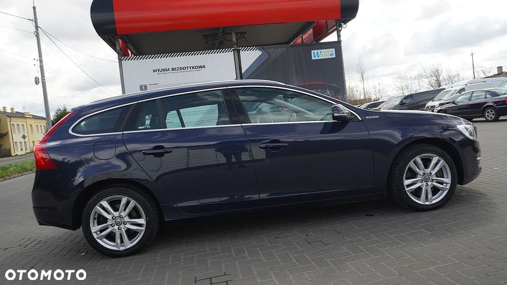 Volvo V60 D6 AWD Plug-in Hybrid Momentum - 13