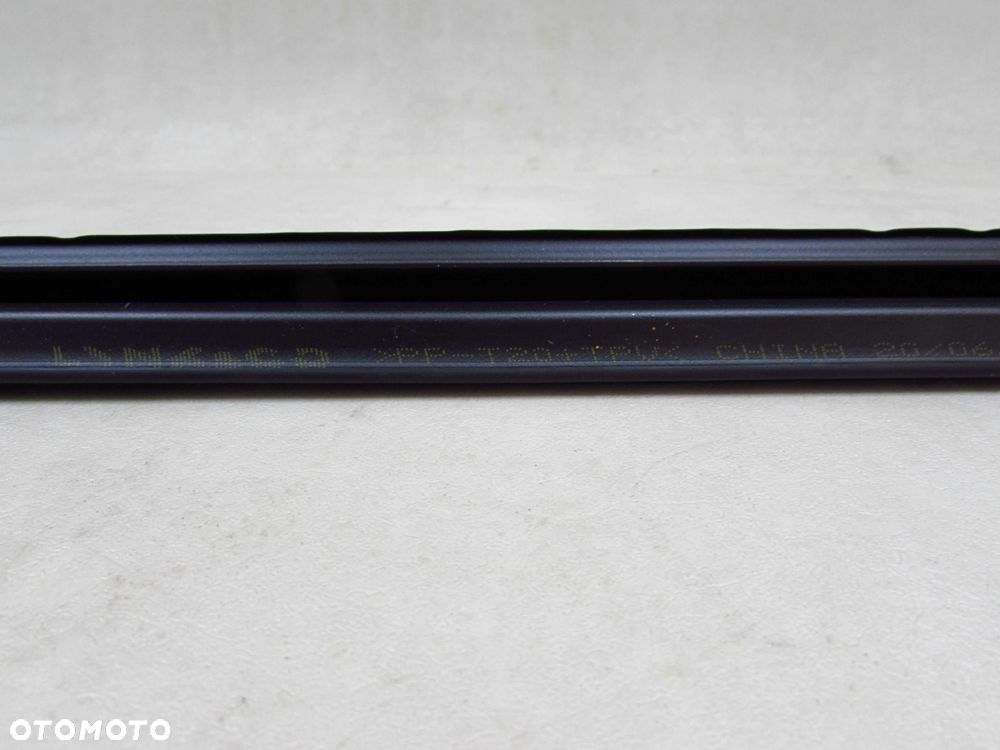 LYNK&CO 01 LISTWA USZCZELKA ZGARNIAJACA PARAPET DRZWI TYL LEWA - 6