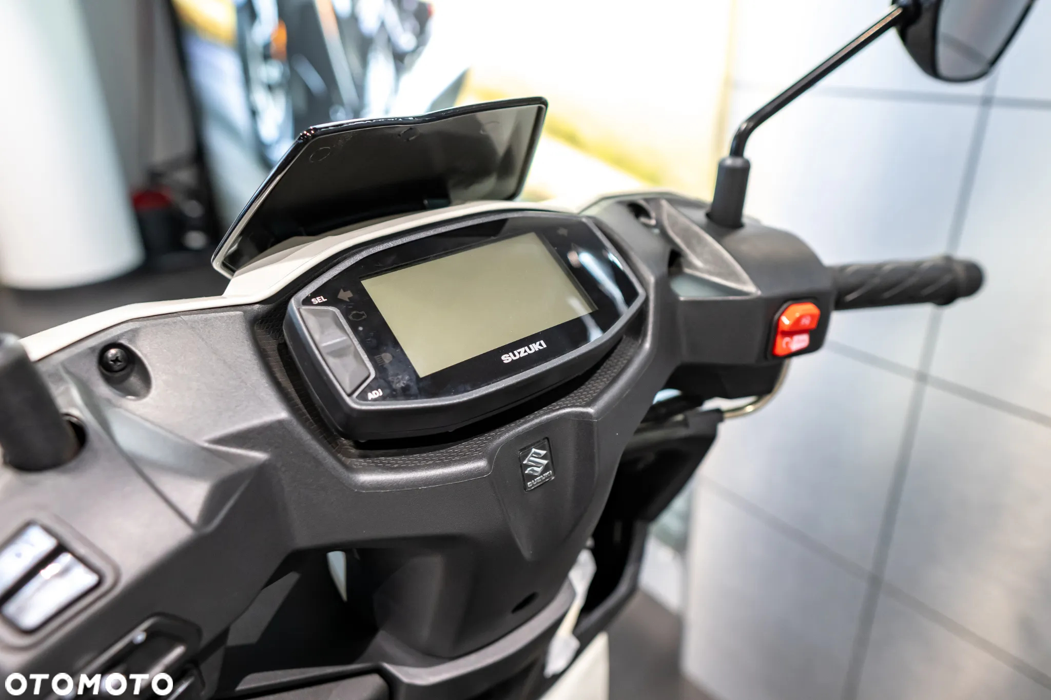 Suzuki Avenis - 8