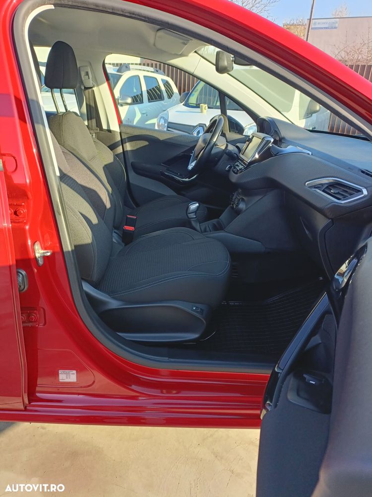 Peugeot 208 ver-puretech-110-stop-start-allure - 17