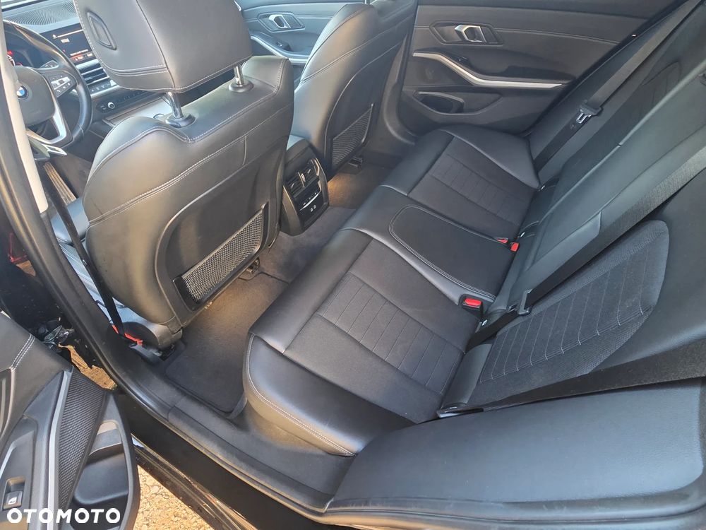 BMW Seria 3 318d mHEV - 34