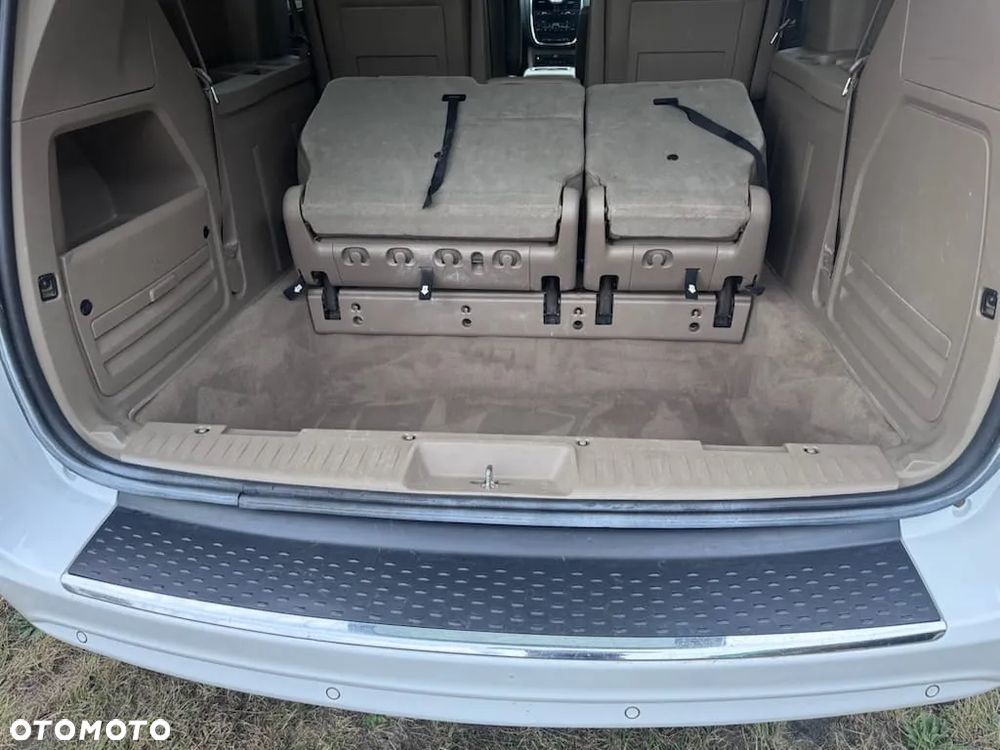 Chrysler Town & Country 3.6 Limited - 13