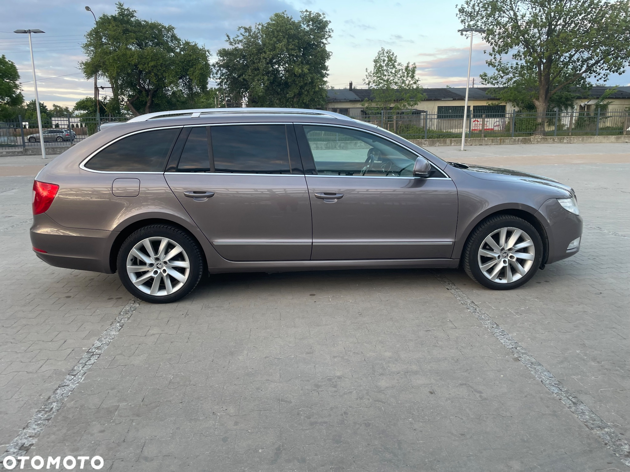 Skoda Superb 2.0 TDI Elegance DSG - 9