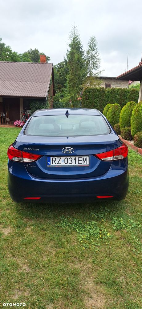 Hyundai Elantra - 2