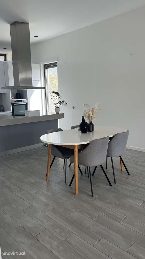 Moradia T4 contemporânea com piscina na zona de Coimbrão (Leiria) - Grande imagem: 5/13