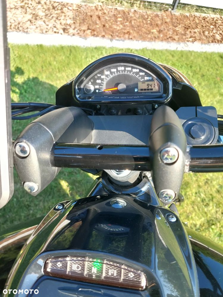 Suzuki Intruder - 6