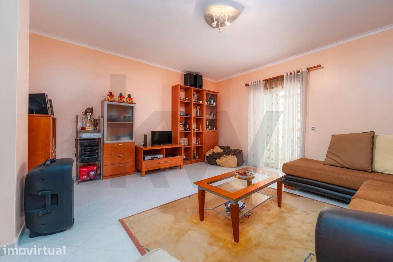 Apartamento T3, com áreas muito generosas com logradouro, localizado e - Grande imagem: 3/21