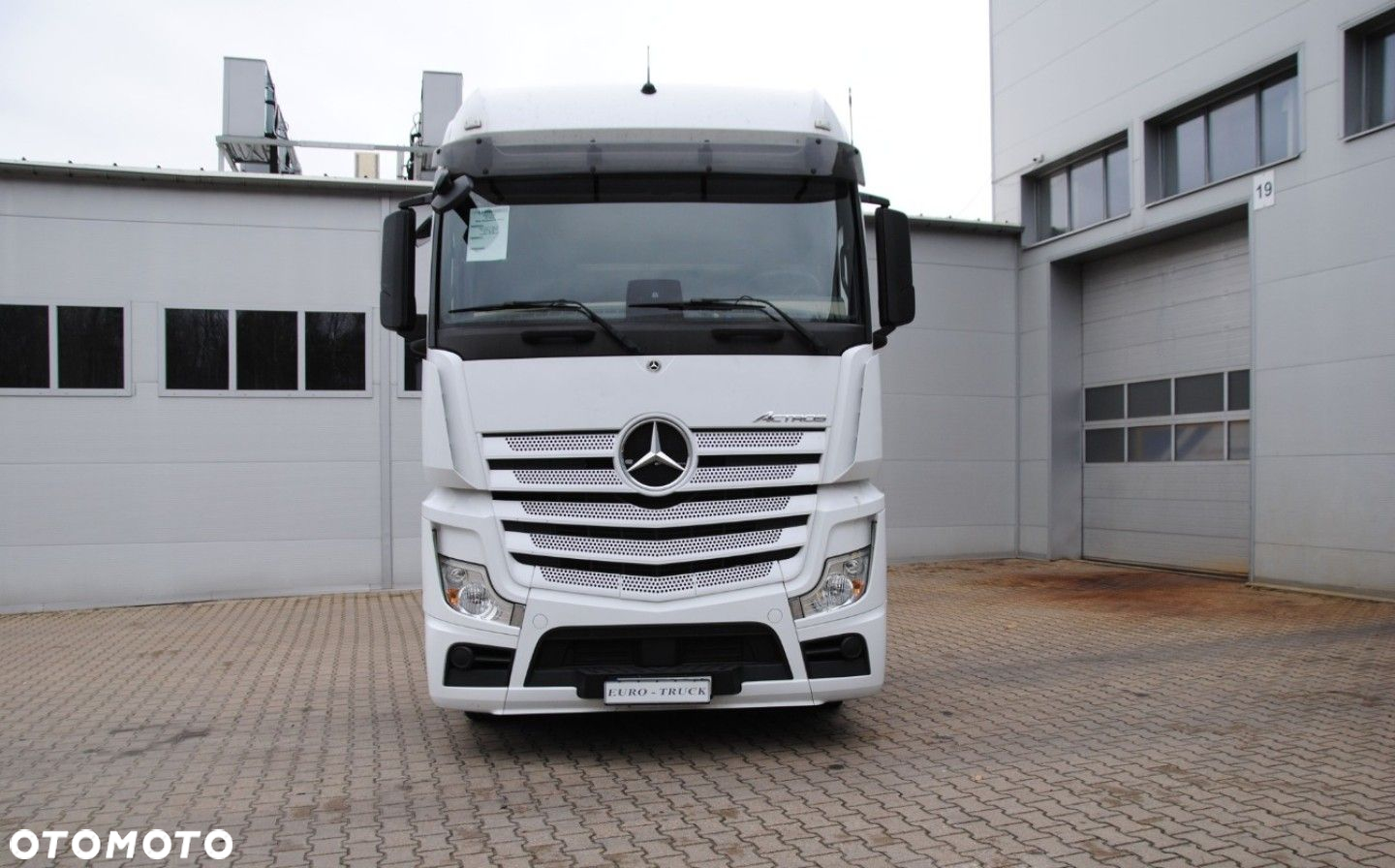 Mercedes-Benz Actros 1845, BigSpace, Pulpit multimedialny - 2