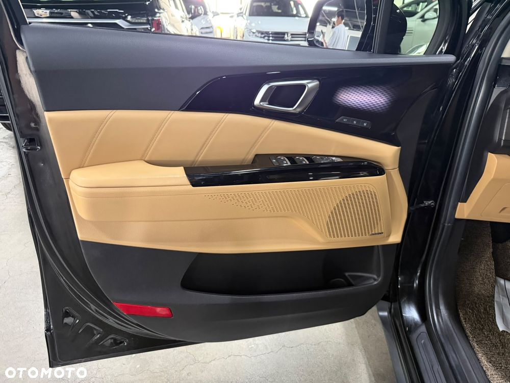 Kia Carnival - 17