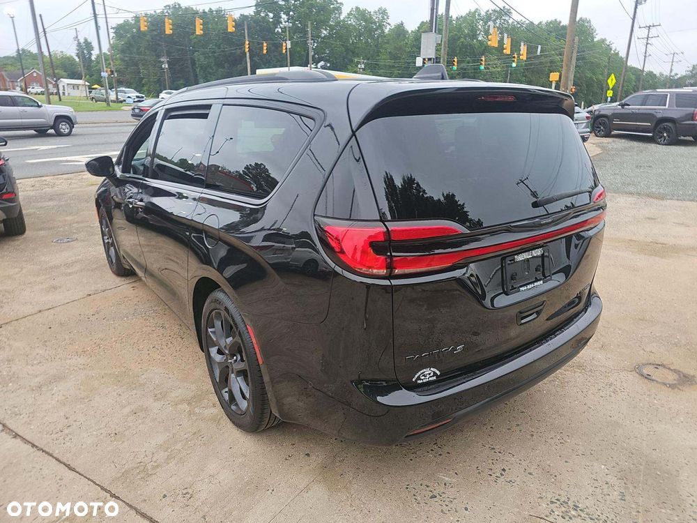 Chrysler Pacifica - 3