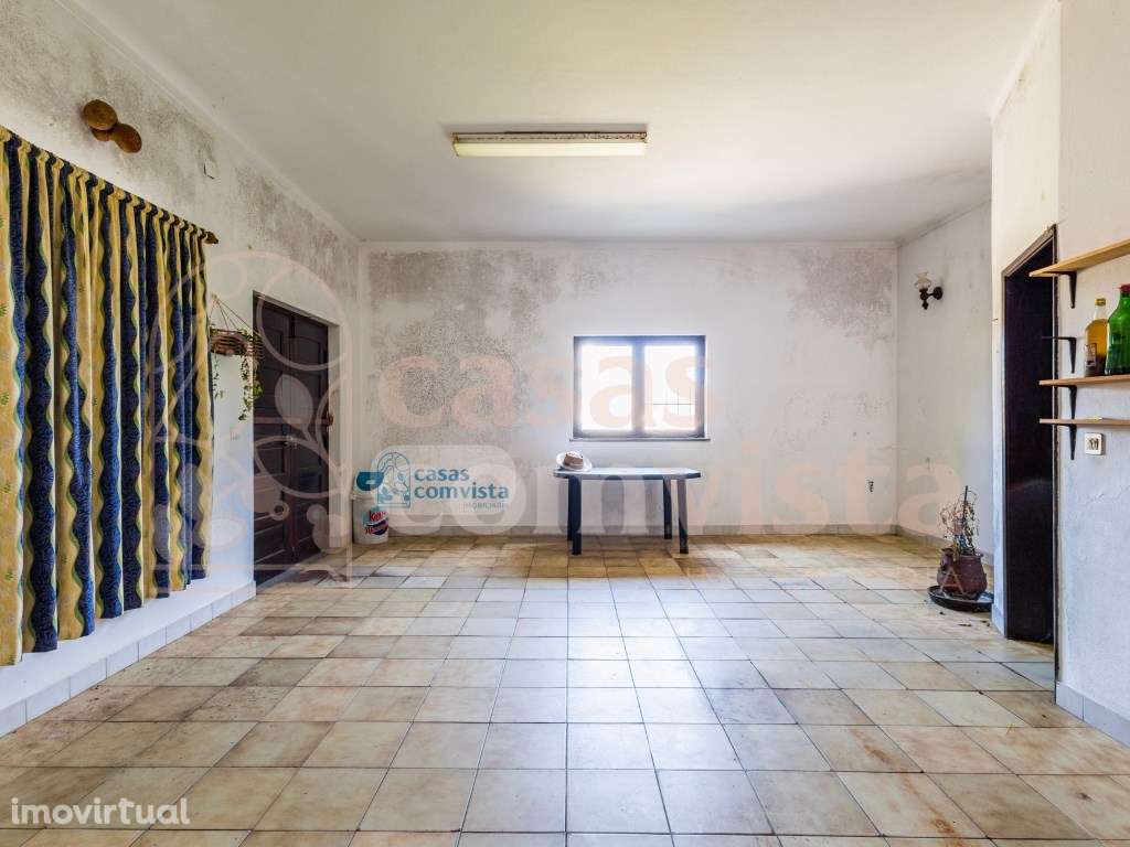 Moradia p/ reconstrução - Estrada do Castelo de Ourém - Grande imagem: 4/25