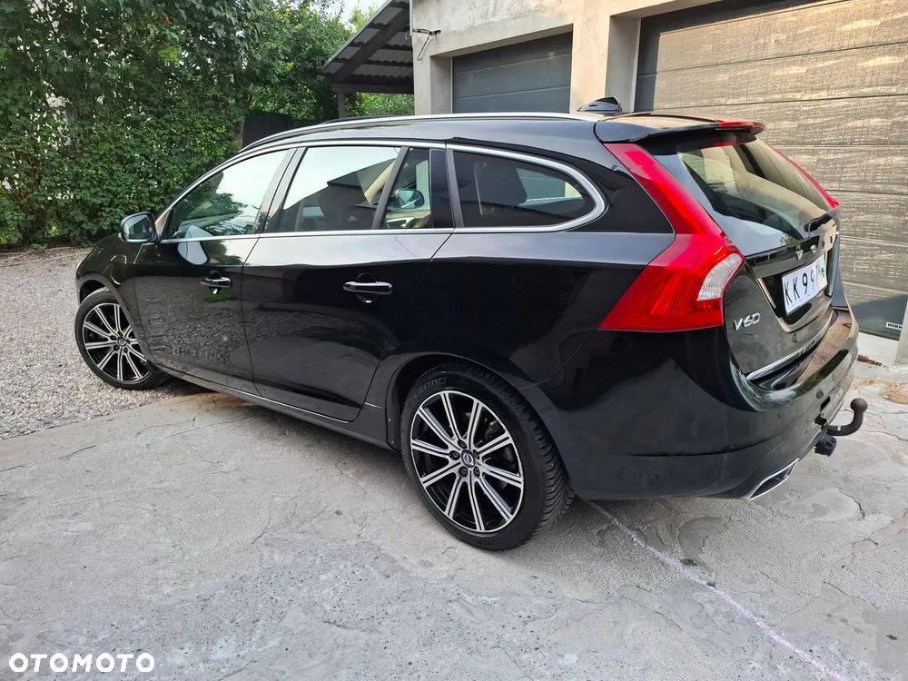 Volvo V60 D6 AWD Plug-in Hybrid R-Design Momentum - 10