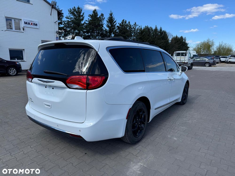 Chrysler Pacifica - 1