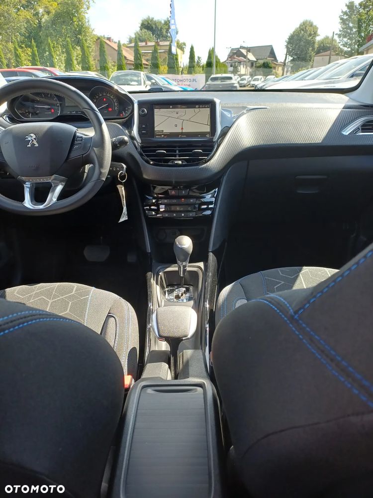 Peugeot 2008 1.2 Pure Tech GPF Signature S&S EAT6 - 17