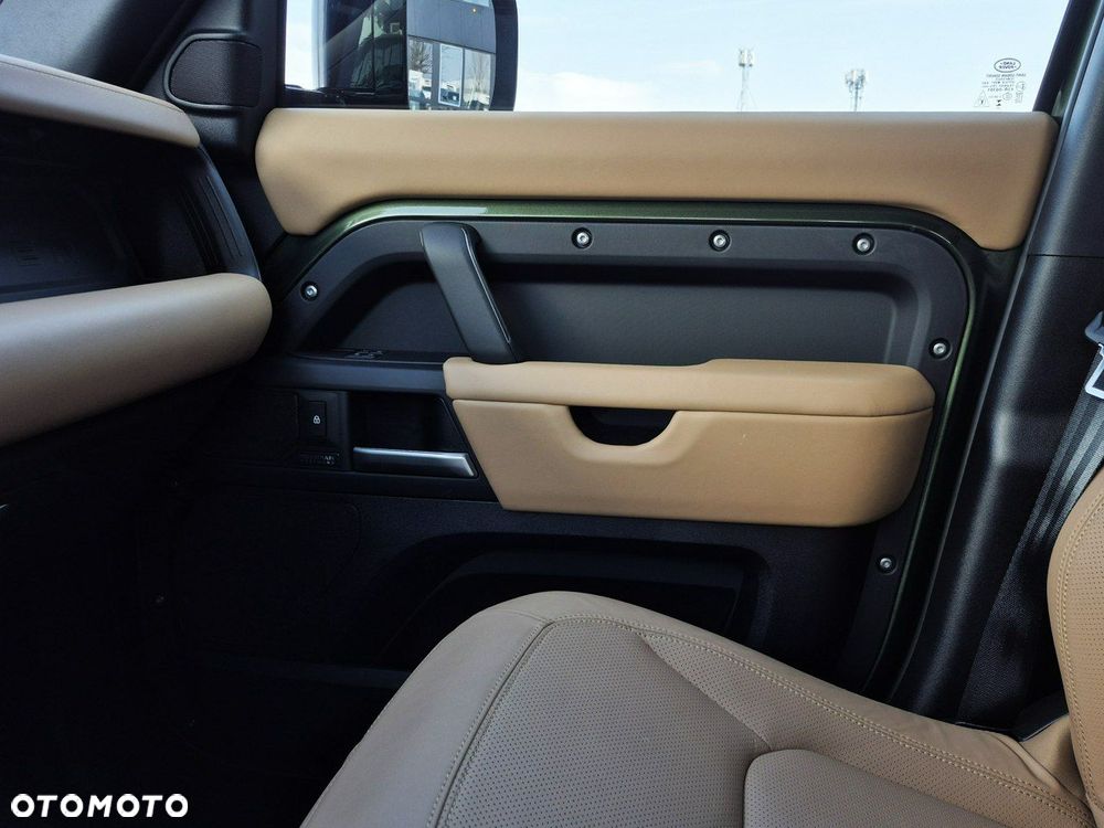 Land Rover Defender - 22