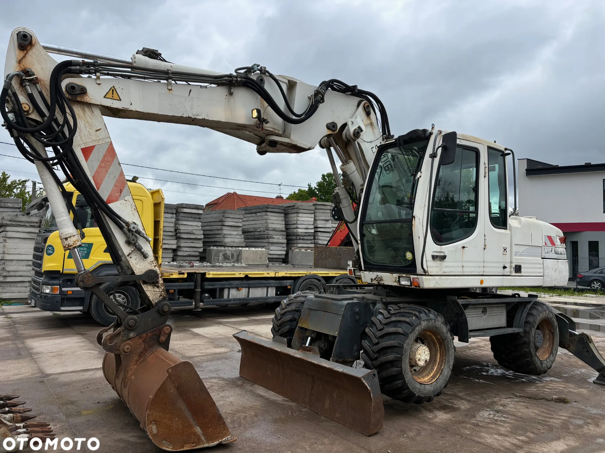 Liebherr A316 z 2004r. / 3 łyżki / podpory / pług - 2