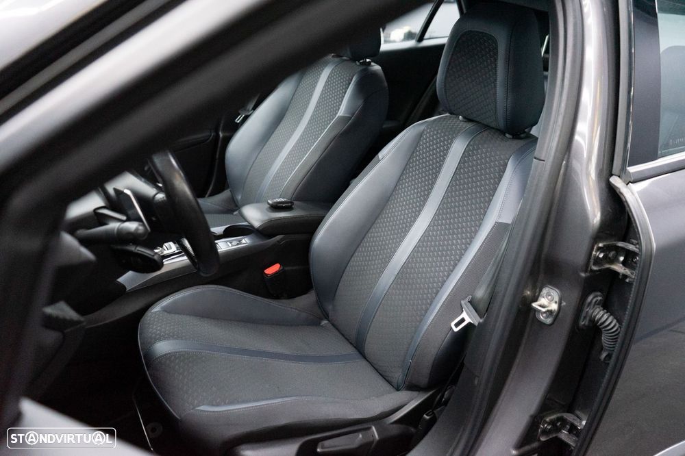 Peugeot 2008 1.2 PureTech Allure Pack EAT8 - 17