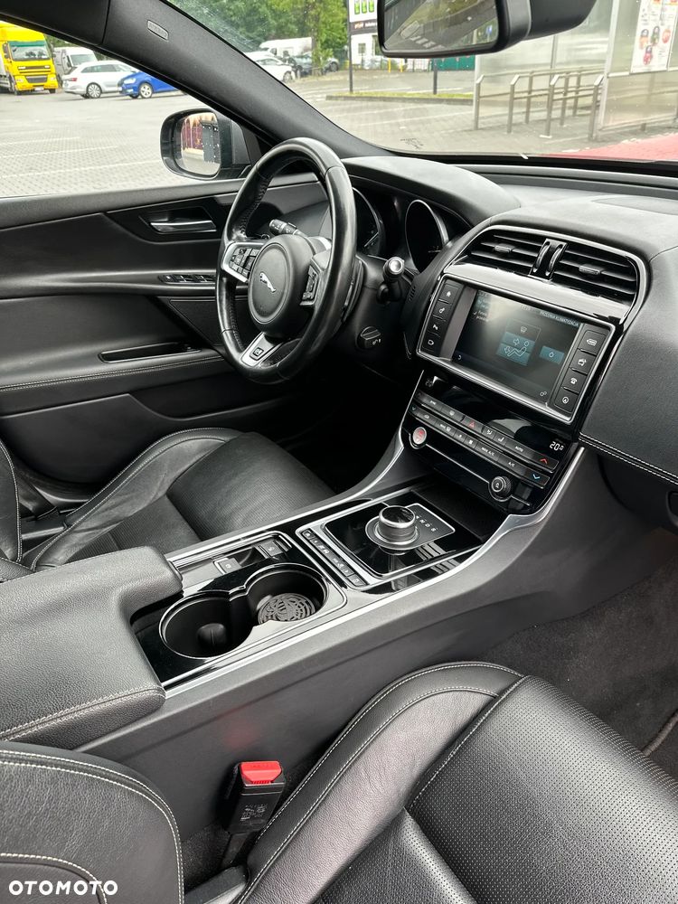 Jaguar XE 20d R-Sport - 13