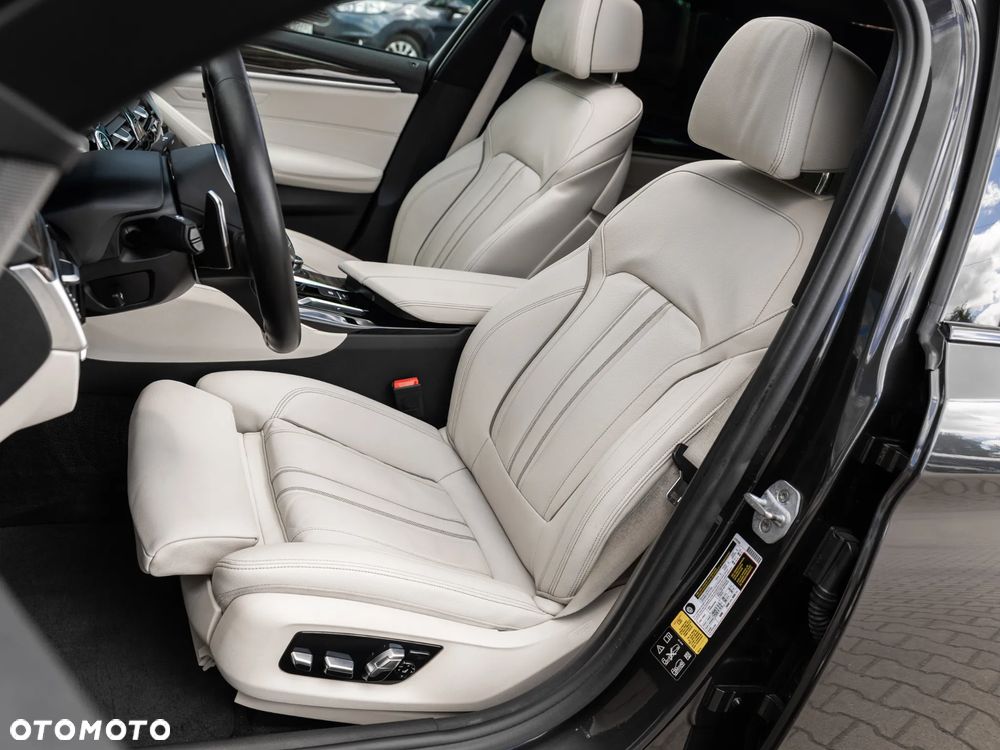 BMW Seria 5 M550i xDrive - 16