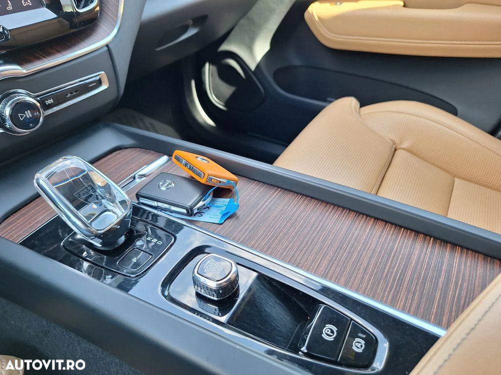 Volvo XC 60 B4 MHEV AT AWD Plus Dark - 23