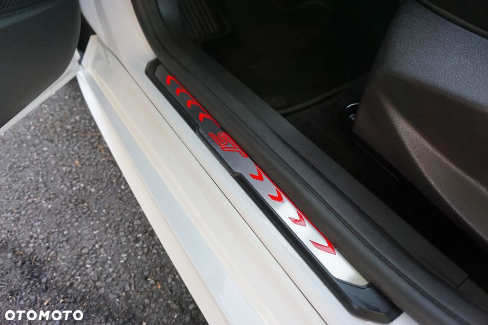 Ford Focus Turnier 2.0 EcoBoost ST mit Leder-Sport-Paket - 10