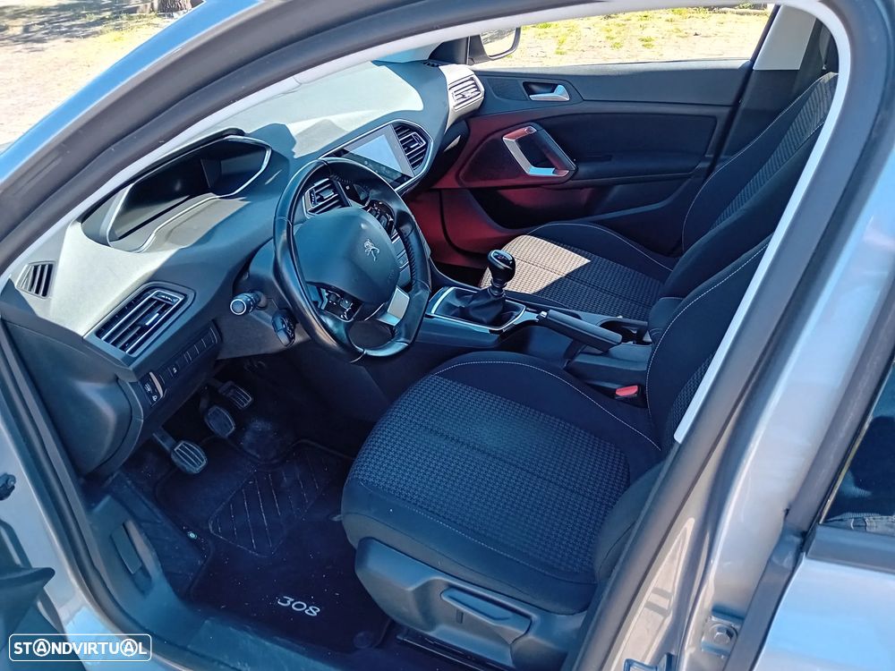 Peugeot 308 - 8
