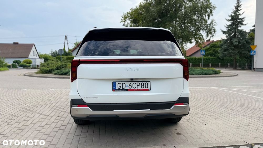 Kia Carnival - 8