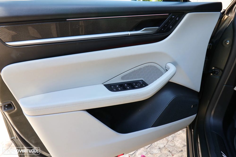 Porsche Macan Electric 4 - 30