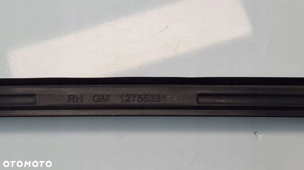 LISTWA ZGARNIAJĄCA SZYBY CZOŁOWEJ PRAWA SAAB 93 - 9