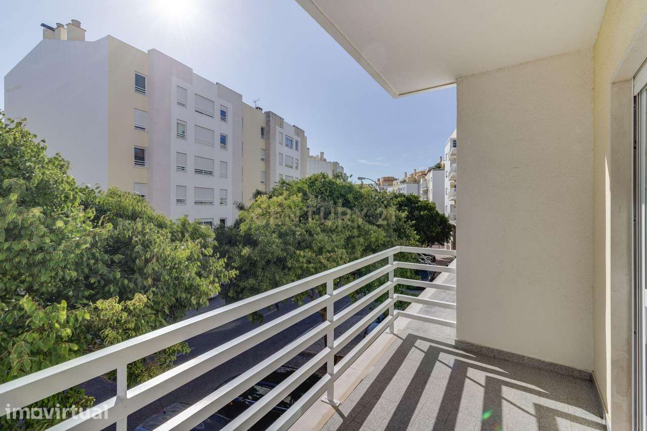 T3 nos Jardins da Parede com Box, Varanda e a poucos minutos da praia - Grande imagem: 3/32