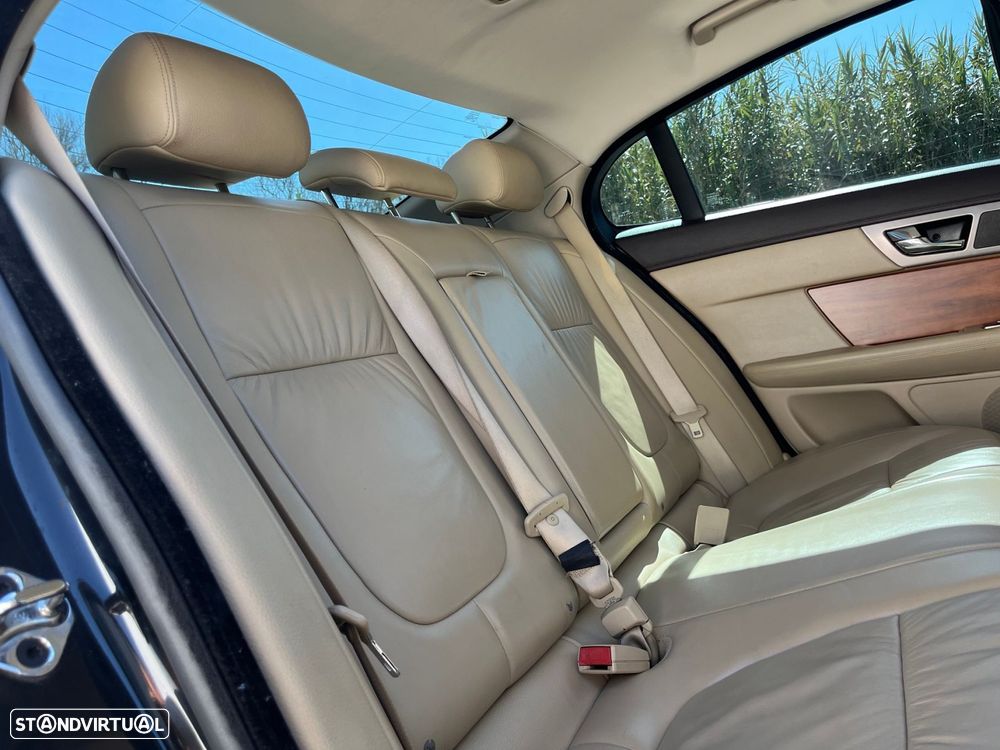 Jaguar XF 3.0 D V6 Premium Luxury - 17