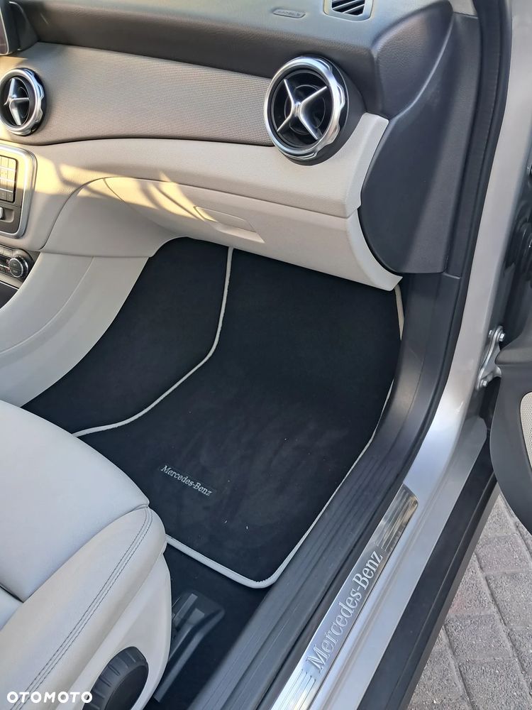 Mercedes-Benz GLA 180 7G-DCT - 16