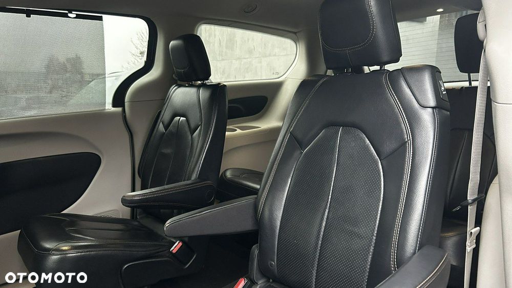 Chrysler Pacifica - 12