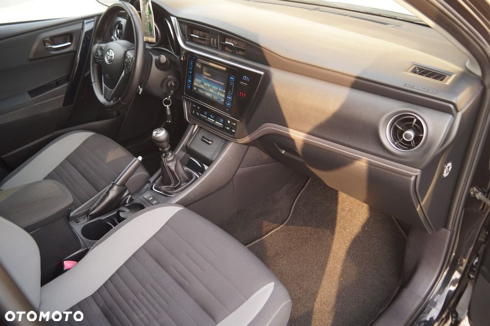 Toyota Auris 1.6 D-4D Executive - 28
