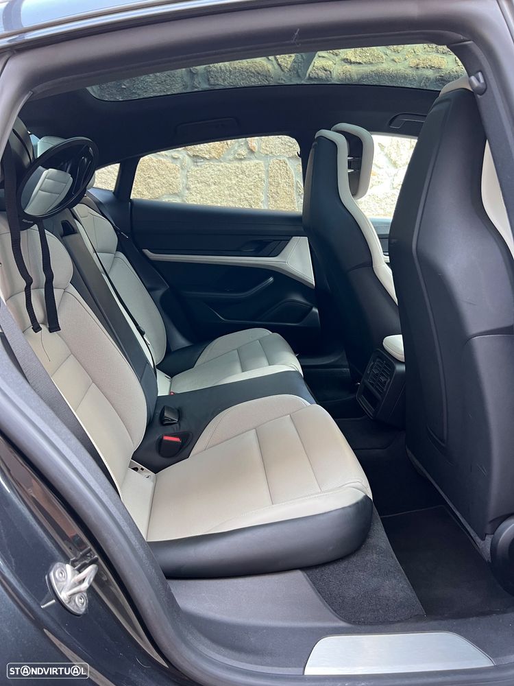 Porsche Taycan 4S - 12