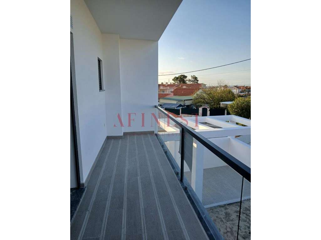 Moradia T3+1 com Excelentes Áreas e Espaço Exterior | Fernão Ferro - Grande imagem: 5/20