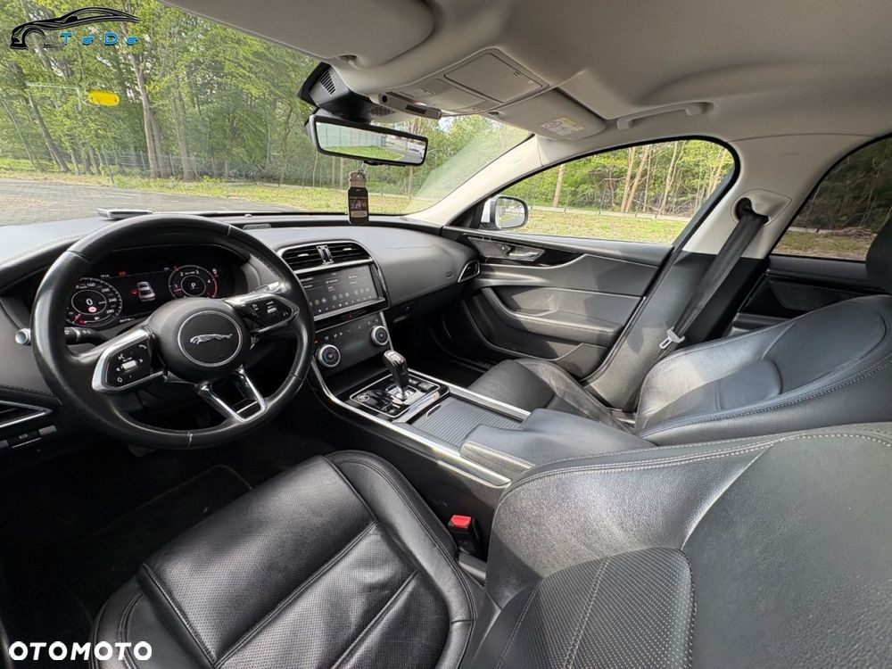 Jaguar XE 2.0 D R-Sport - 25