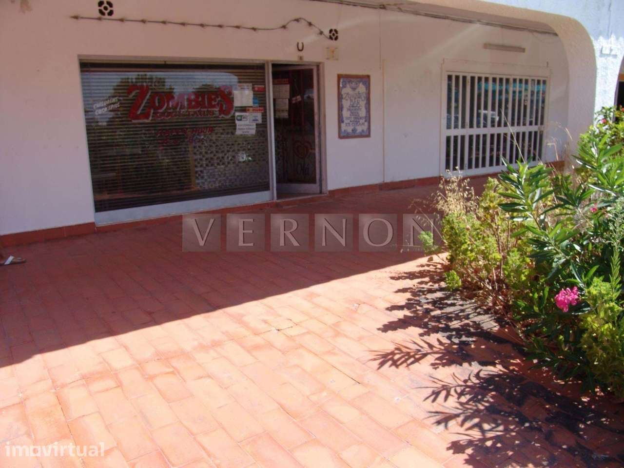 Algarve, Carvoeiro espaço comercial com esplanada e estacionamento par - Grande imagem: 2/20
