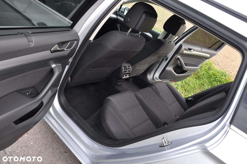Volkswagen Passat - 16