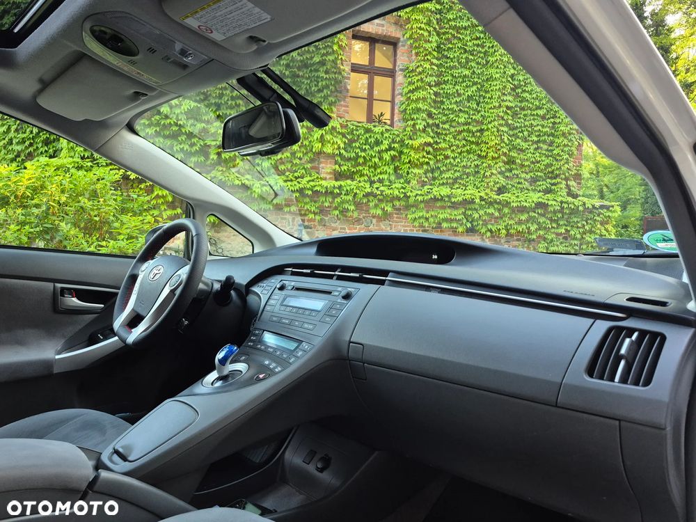 Toyota Prius (Hybrid) Executive - 24
