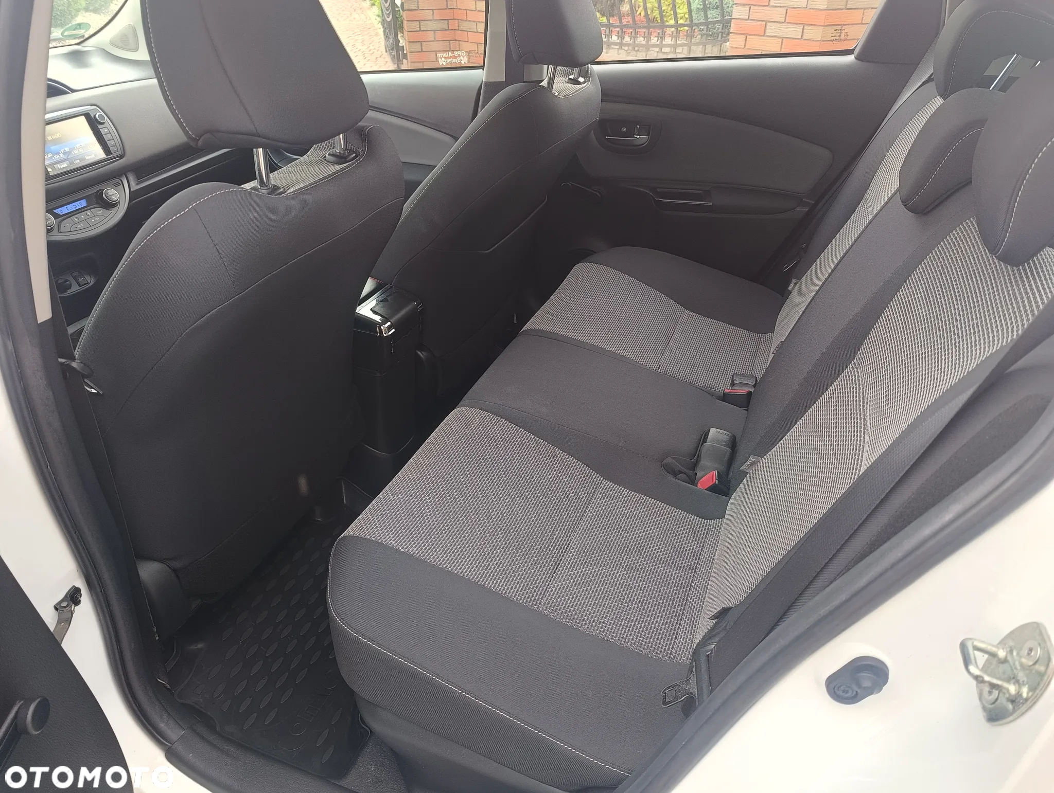 Toyota Yaris Hybrid 100 Premium - 12