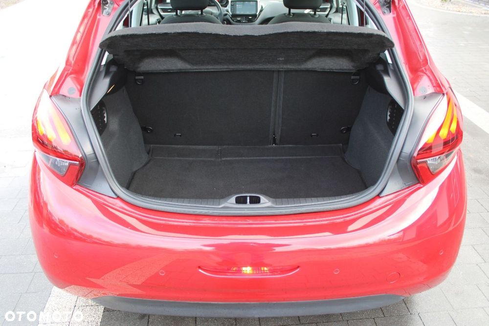 Peugeot 208 - 18