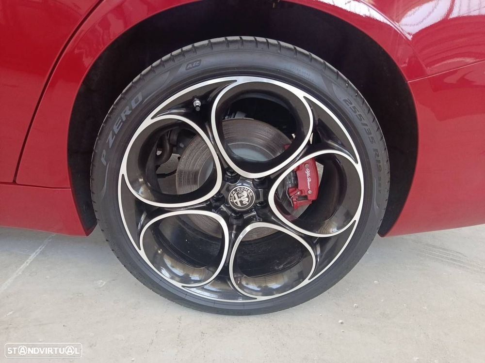 Alfa Romeo Giulia 2.2 D Veloce AT8 AWD — fotografia 11